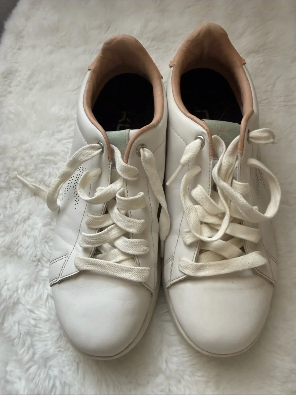 KURU ROAM Leather Sneakers with Blush Collar